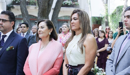  Isabel Montero e Isa Garfias, mamá y hermana del novio.
