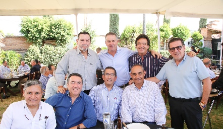  Gerardo Bocard con sus amigos.