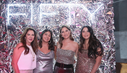  Claudia Cerda, Isabella Martínez, Brenda Gómez y Claudia Martínez.