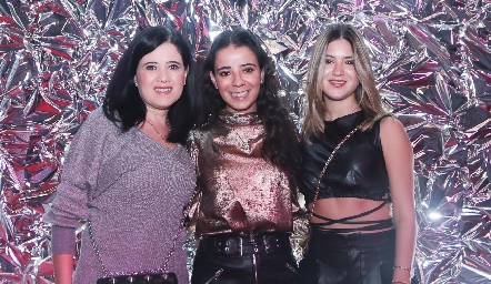  Martha Aldrett con sus hijas Daniela e Isabella Navarro.