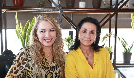  Claudia González y Ana Musa.