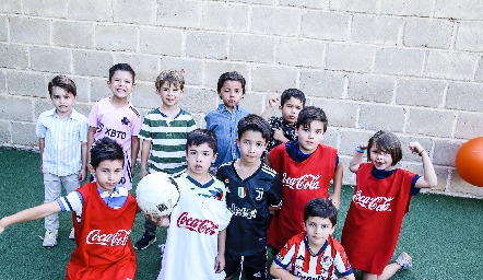  Luis Fernando festejó a lo grande con sus amiguitos en entretenido partido de fut bol.