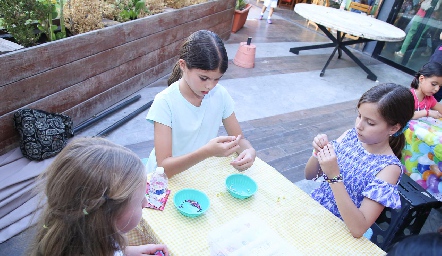  Las niñas invitadas crearon collares y otras manualidades.