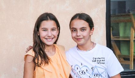  Alexia y Maya.