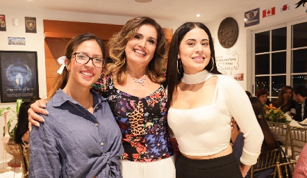  Paola, Maru Téllez y Kimberly Gómez.