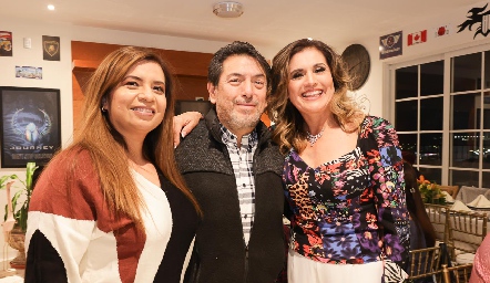  María Ester Hernández, Abel Téllez y Maru Téllez.