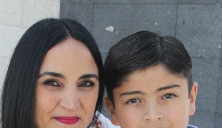  Lorena Burgaña con su hijo Eduardo Borjas