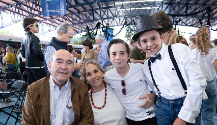  Luis Nava, Patricia Palacios de Nava, Jerónimo Nava y Andrés Nava.