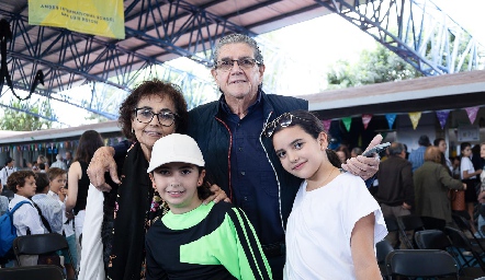  Malena Fernández y Armando Gutiérrez con sus nietas Carlota y Roberta Gutiérrez.