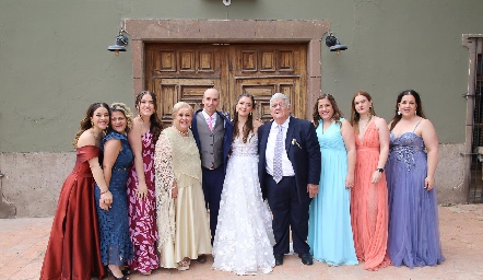 Gery Díaz y Carlos Loperena con sus hijas y su yerno Germán de Luna.