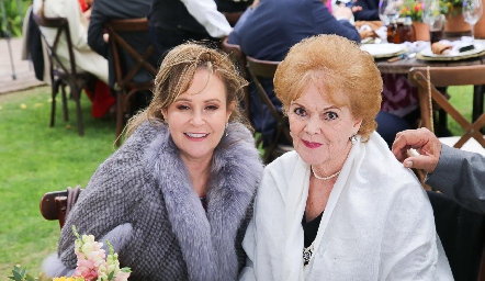  Ingrid Pérez y Marcela de la Garza.