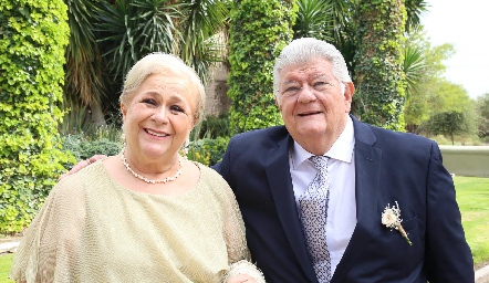  Geraldina Díaz y Carlos Loperena, papás de la novia.