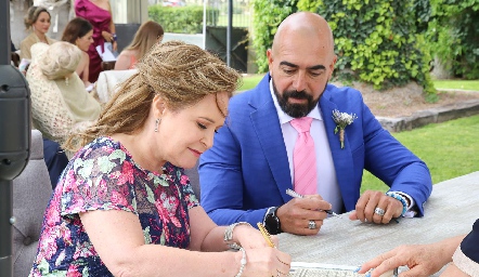  Ingrid Pérez y Germán de Luna, papás del novio.