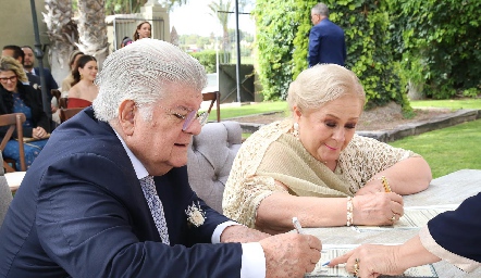  Carlos Loperena y Gery Díaz, papás de la novia.