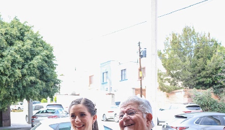Sofía con su papá Carlos Loperena.