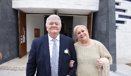  Carlos Loperena y Geraldina Díaz, papás de la novia.