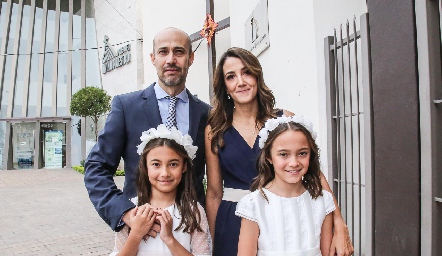  Alejandro Gutiérrez y Marcela Rivero con sus hijas Inés y Camila.