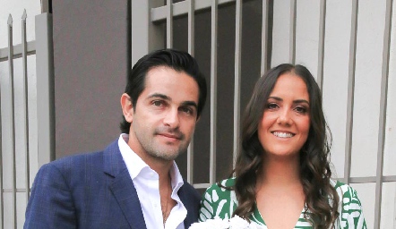  Ernesto Zárate y Cristina Rivero con su ahijada Camila Gutiérrez.