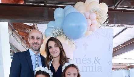  Alejandro Gutiérrez y Marcela Rivero con sus hijas Inés y Camila.