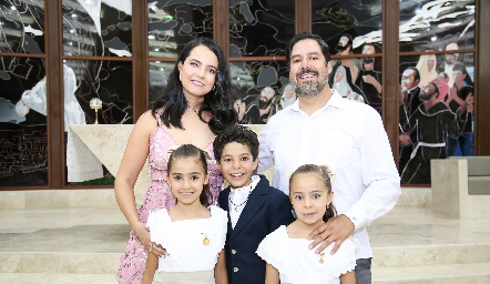  Mariana Meade y Miguel Ángel Martínez con sus hijos Annia, Miguel y Mariel.