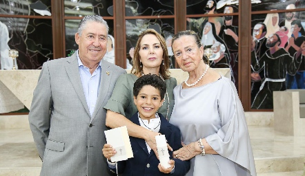  Miguel Martínez Meade con sus abuelos, Miguel Ángel Martínez, Verónica Vega y María Luisa Díaz de León.