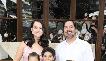  Mariana Meade y Miguel Ángel Martínez con sus hijos Annia, Miguel y Mariel.