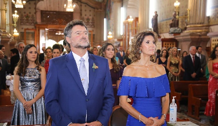  Jorge Gómez y María Dolores Hernández, papás del novio.