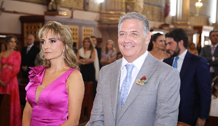Claudia Barba y Alejandro César, papás de la novia.