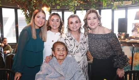  Cristina Kasis, Carmelita Cordero, María del Carmen Pérez Espinosa, Kinkis Galán y María del Carmen Espinosa.