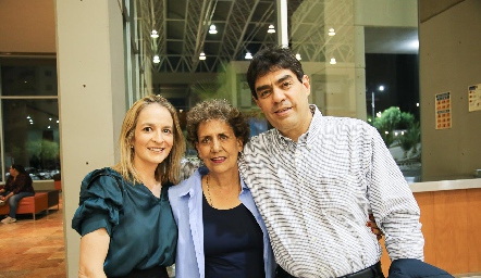  Claudia Carpizo, María del Carmen Torres y Luis Torres.