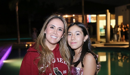  Yesenia Dávila y Camila Bustamante.