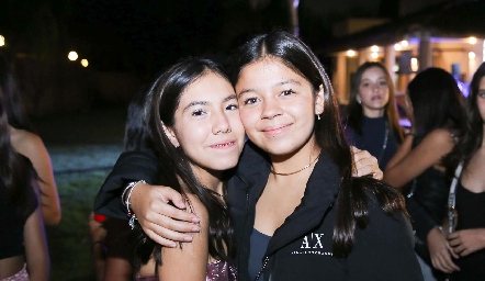  Camila Bustamante y Regina Chavero.