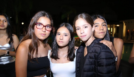  Romina González, Ale, Mónica González y Regina.