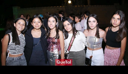  Camila Bustamante festejando su cumple con sus amigas.