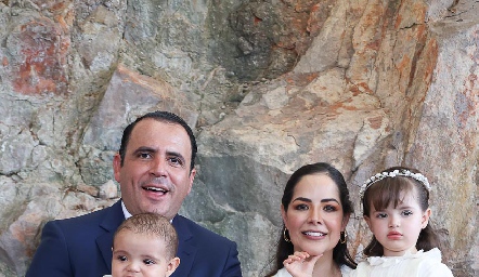  Xavier Azuara y Diana Solorio con sus hijos Xavier y Rafaela.