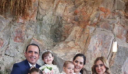  Xavier Azuara y Diana Solorio con sus hijos Xavier y Rafaela y con Isabel Vivanco e Isabella Alday.