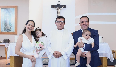  Diana Solorio,  Rafaela, el Padre Salvador Xavier y Xavier Azuara