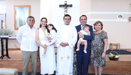  Xavier Azuara, Diana Solorio,  Rafaela, el Padre Salvador, Xavier y Xavier Azuara y María Belén Zúñiga.