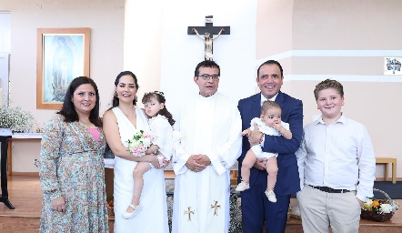  Miriam Azuara  Diana Solorio, padre Salvador González, Xavier Azuara y fernando Serna.