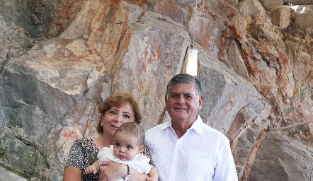  María Belén Zúñiga y Xavier Azuara con sus nietos Xavier y Rafaela.