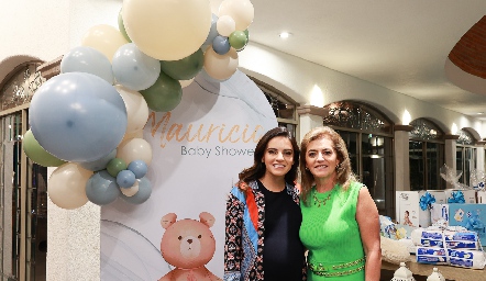  Adriana Olmos y su mamá Adriana Carrera.