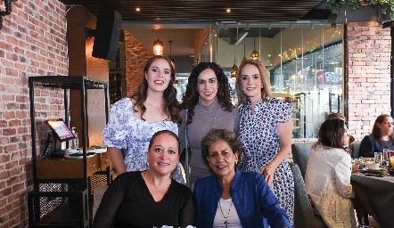  Tere Ledezma, Paola Torres, Claudia Carpizo, Jessica Torres y María del Carmen Torres Corzo.
