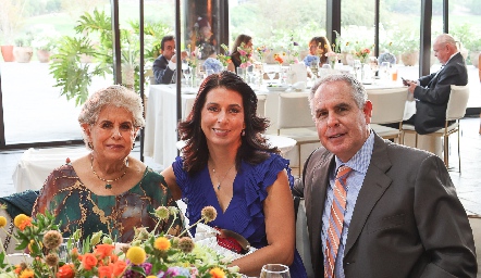  Lupita Treviño, Rebeca Castillo y Rodolfo Treviño.