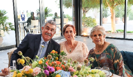  Simón Treviño, Bertha Treviño y Lupita Treviño.