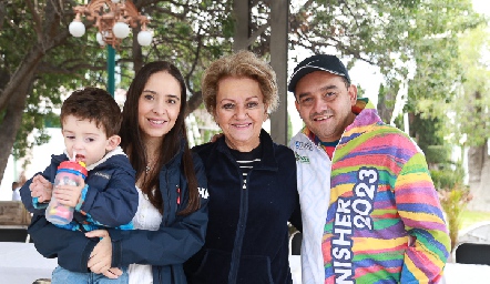  José Pablo Morales, Daniela Pérez, Martha Irene Villalobos y Jaime Morales.