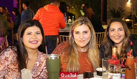  Mónica Carreón, Anali Carreón y Aranza Gómez.