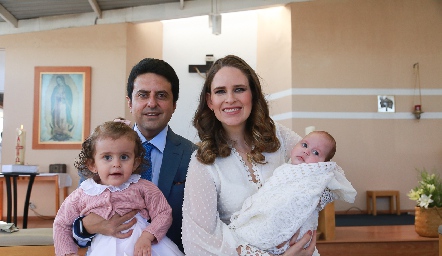  Mauricio Bandín y Cecilia Velasco con sus hijas Carmina y Regina.