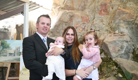  Eduardo Zermeño y Marianne Velasco con Regina y Carmina Bandín.