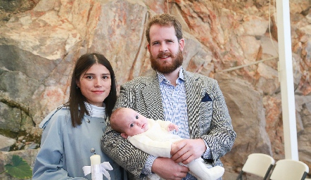  Natalia Flores y Sergio Velasco con su ahijada Regina Bandín.