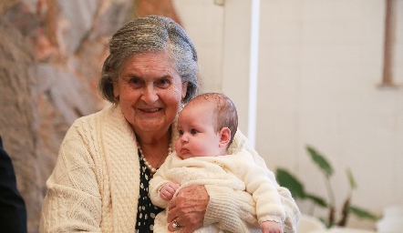  Tita Herrán con su bisnieta Regina Bandín.